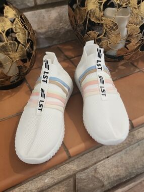 LST Sport Tennis Shoes